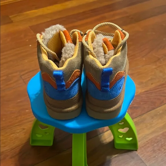 Beautiful Ugg boots worn 1 time boys size 13, excellent condition - Picture 3 of 7